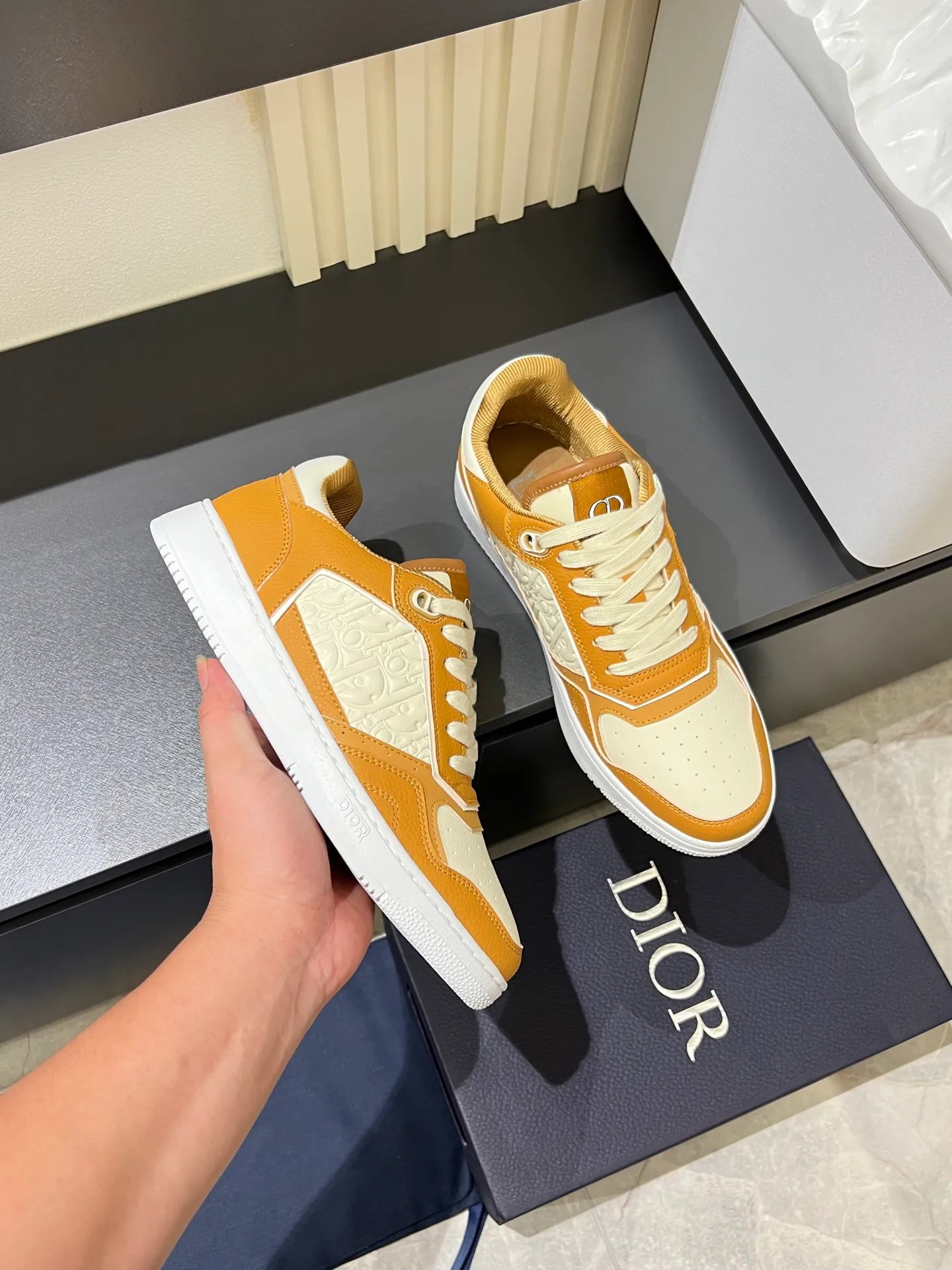 Men's shoes 💰p400 "Dio*" mid-top B27 casual sneakers. This B27 high-top sneaker is a new product in the series and continues Di*r's classic style. Crafted from gray and white smooth calf leather with beige and black Oblique print panels on the sides. The "CD Icon" shaped shoelace eyelets are clever and delicate, and the two-color rubber sole, rear collar and heel are all equipped with the brand's iconic details to enhance the style. Oblique printed straps at the ankle allow for an adjustable fit to complement the overall design. Fashionable and versatile, it can complement any look. Create an exquisite design with unique dynamic vitality and modern atmosphere, presented in low-top and high-top styles. This new must-have shoe adds a new dimension to Dior's archive heritage, embodying modern elegance. Purchase the original version and make it 1:1. If you need top quality, please come to me! Male 38-44!